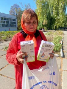 Locale distributie hulpgoederen van transport 36 in Oekraïnse regio Charkov